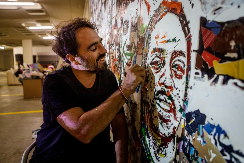 Vhils working on the PER 7 community mural, Bairros 2023