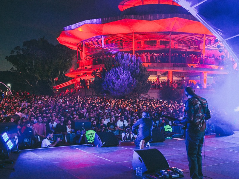 The Panorâmico de Monsanto lit red over the Festival Iminente crowd
