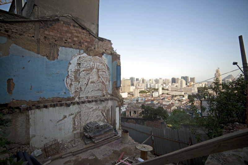 Carving on a demolition site against the Brussels skyline