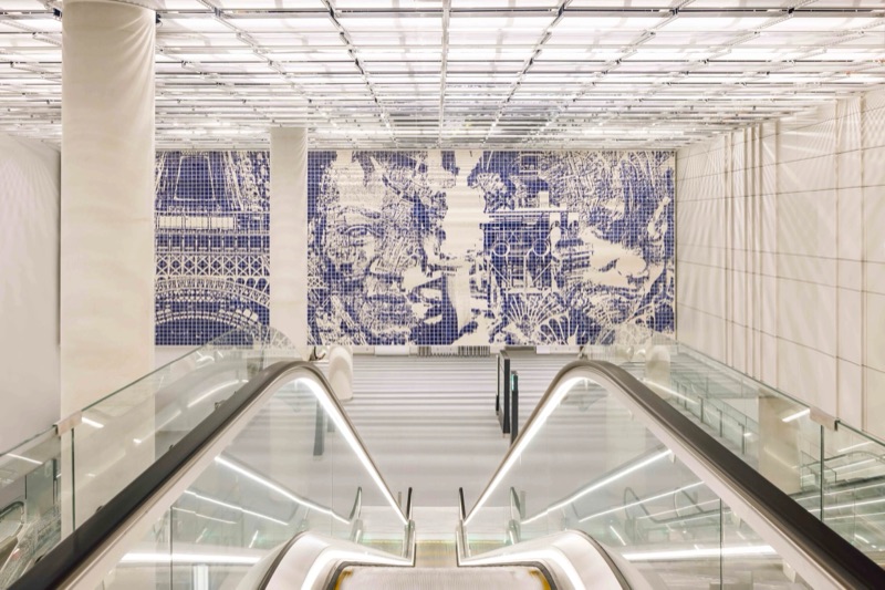 Strates Urbaines over the escalators at Gare d'Orly