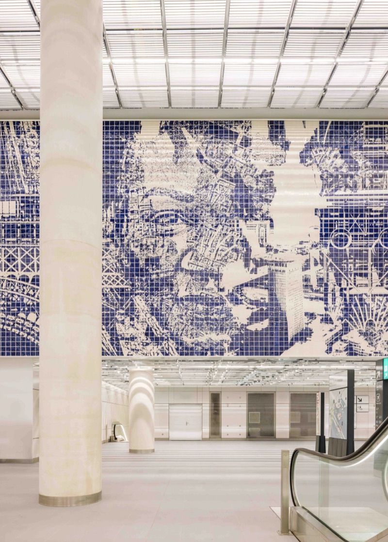 Frontal in-situ view of the Strates Urbaines azulejo mural, Aéroport d'Orly station
